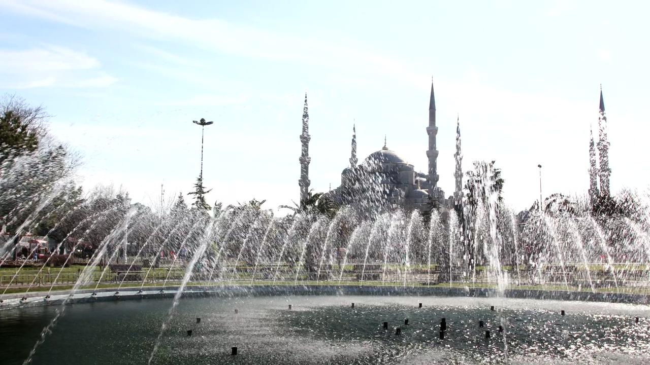 Time lapse of a fountain, in the background the famous blue mosque of istanbul